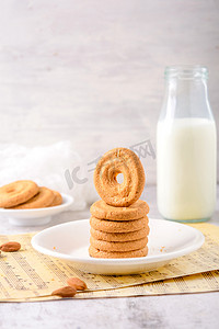 美食早晨饼干牛奶木桌上摆放摄影图配图