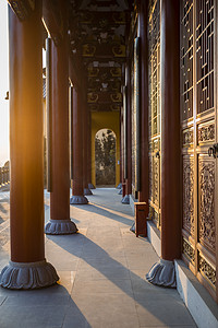 龙华古寺摄影照片_寺庙走廊下午寺庙山里无摄影图配图