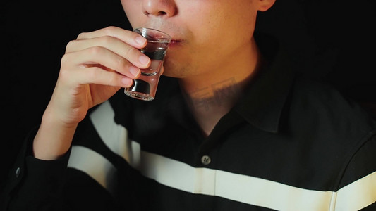 宣传知识海报摄影照片_男人喝酒品酒嘴部特写白酒广告宣传镜头实拍