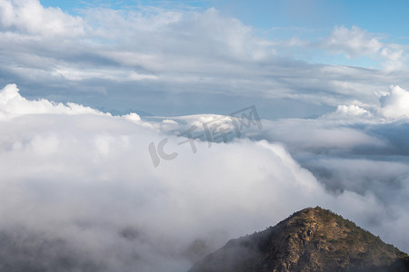 山顶的云海摄影照片_山顶上的云海下午云海山上无摄影图配图