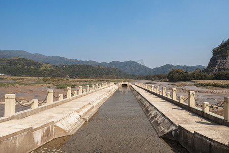 农村湖水摄影照片_瑞安市高楼水渠下午水渠农村无摄影图配图