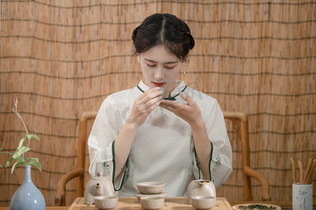 茶文化白天女性在茶室喝茶摄影图配图