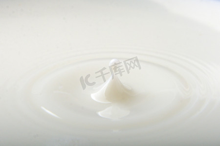 美食白天牛奶牛奶滴落摄影图配图