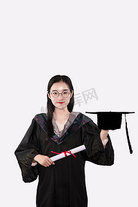 学业证书摄影照片_学士服人物毕业季女学士学校手拿证书和帽子摄影图配图