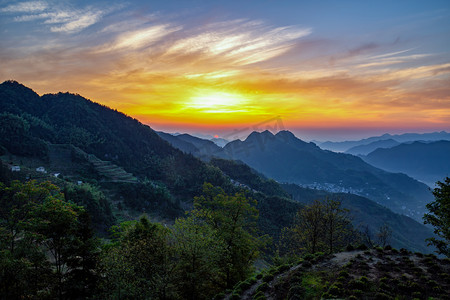 太阳树木摄影照片_旅游早晨太阳山区无摄影图配图