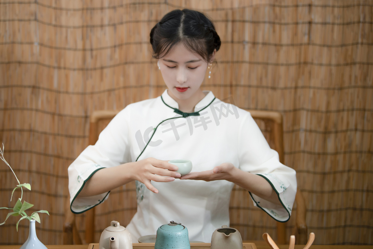 茶文化节白天女性在茶室端着茶杯摄影图配图高清摄影大图 千库网