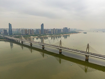 南昌大桥摄影照片_航拍南昌朝阳大桥交通跨江摄影图配图