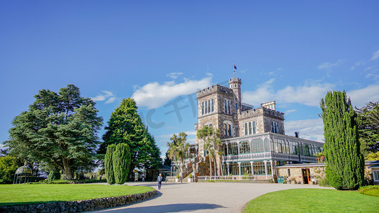 千秋伟业百年风华摄影照片_新西兰但尼丁夏季城堡户外全景摄影图配图