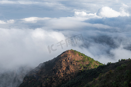 山顶的云海摄影照片_大山里的云海下午云海山上无摄影图配图