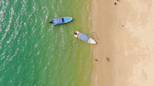 海面摄影照片_俯拍夏日夏天大海海面沙滩游艇