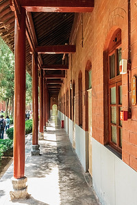 房屋元素摄影照片_洛阳白天白马寺长廊户外旅游摄影图配图