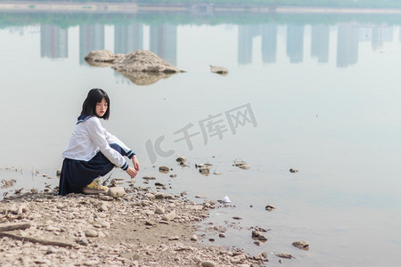 洛阳湖边白天少女户外景区摄影图配图