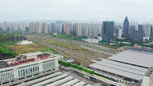 航拍高铁站摄影照片_实拍航拍高铁驶出高铁站重庆北站