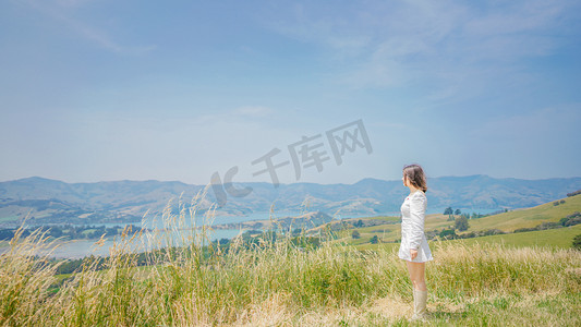 苍茫明月摄影照片_苍茫世界正午女孩高山侧面摄影图配图