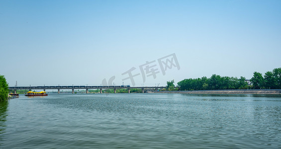 城市白天洛阳龙门石窟大桥河水蓝天白云摄影图配图
