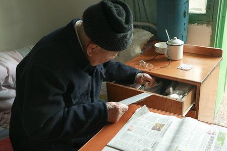峥嵘岁月摄影照片_养老养老院里的老人摄影图配图