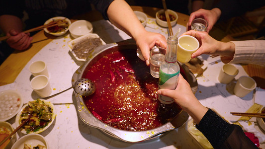 多人聚餐吃饭吃火锅干杯碰杯实拍