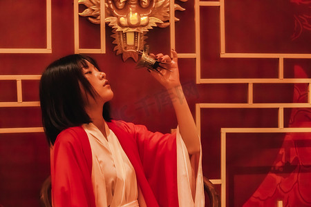 汉服白天美女饮酒室内饮摄影图配图古风早上美女打伞河边春游摄影图