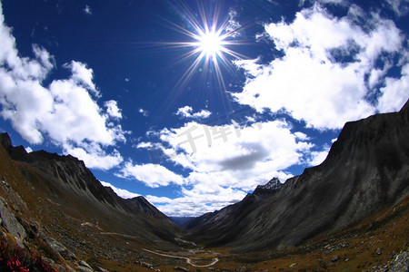 解放西藏摄影照片_西藏高原群山蓝天白云
