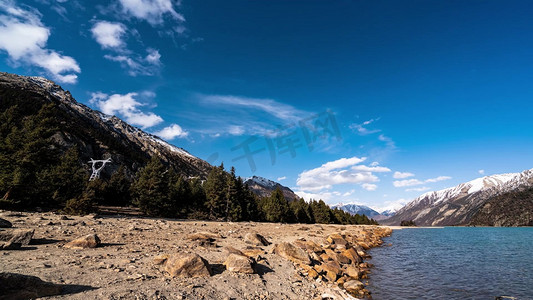 湖雪山摄影照片_西藏景区美景然乌湖雪山森林蔚蓝天空