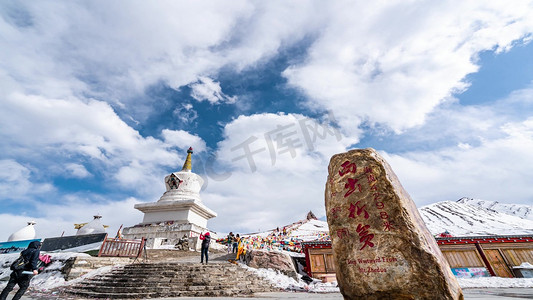 钓鱼登山帽摄影照片_西藏折多山登山观景台蓝天空白云天空