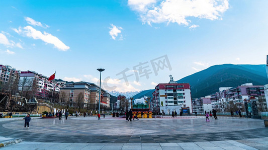 西藏旅行摄影照片_西藏地标康定广场雪山背景景区