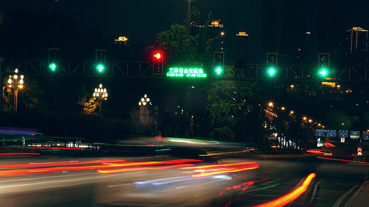 实拍重庆街头车辆穿梭于红绿灯下