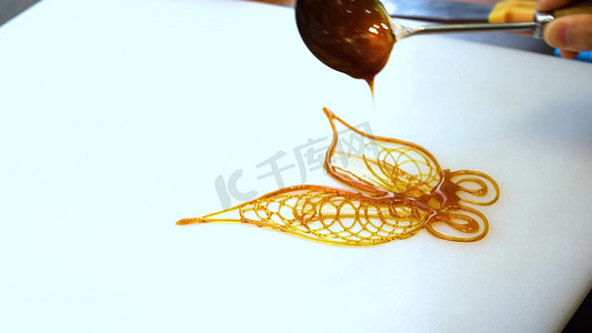 实拍怀旧制作麦芽糖人手艺人