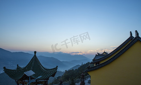 山里寺庙夕阳寺庙山里无摄影图配图