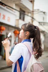 清纯女孩书包校服上课摄影图配图