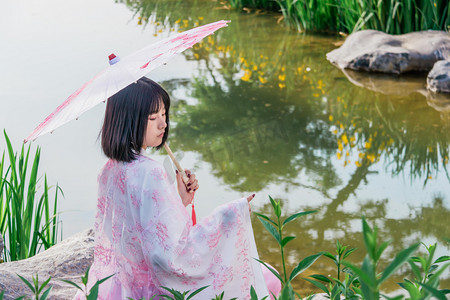 古风白天美女河边观赏摄影图配图