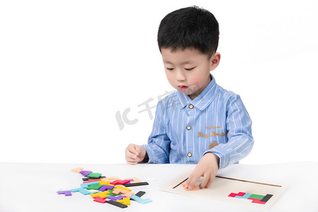 儿童节六一小男孩教室拼图形摄影图配图