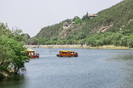 洛阳龙门石窟白天洛水河河水游船旅游摄影图配图
