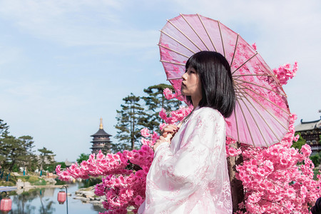 打伞摄影照片_古风中午美女景区打伞户外春游摄影图配图