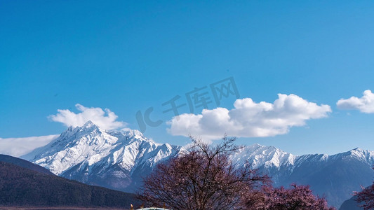 西藏雅鲁藏布江大峡谷雪山云朵天空风景