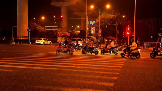 实拍重庆夜晚街头马路上车流