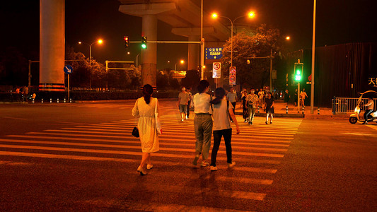 实拍重庆夜晚街头马路上车流