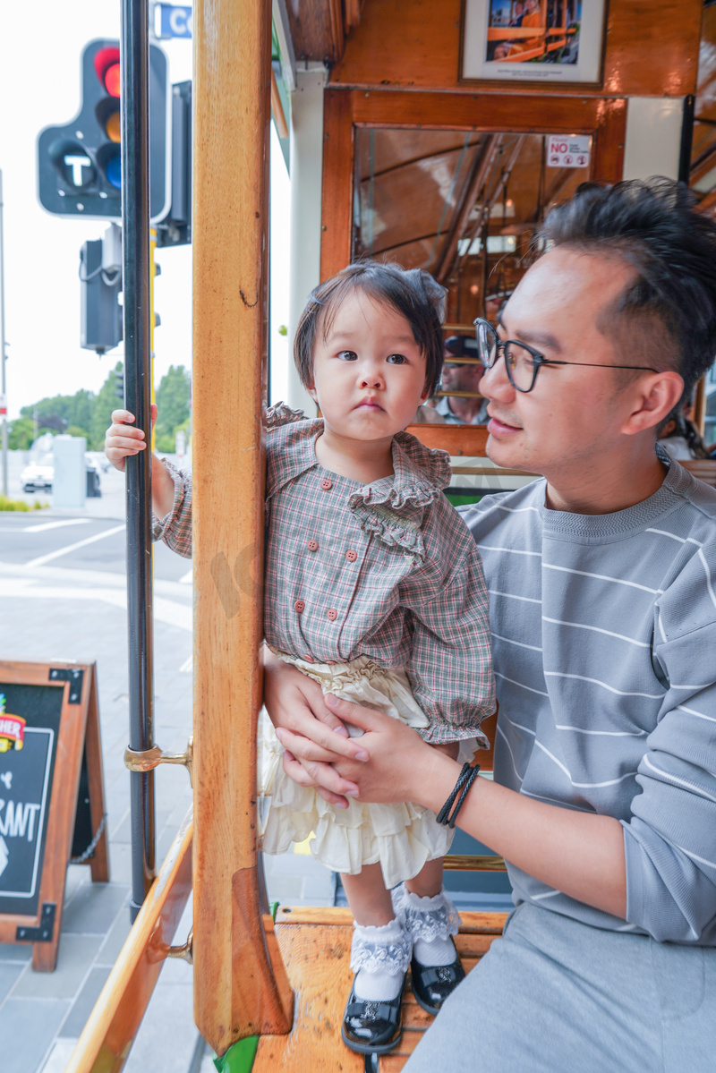 新西兰电车下午父女电车正面摄影图配图高清摄影大图 千库网