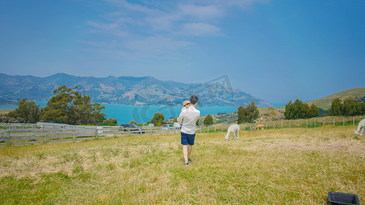 父女摄影照片_新西兰下午父女高山湖泊背影摄影图配图