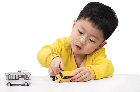儿童节六一小男孩幼稚园玩汽车摄影图配图