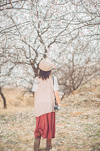 森系美女摄影照片_人物背影春天美女户外背影摄影图配图