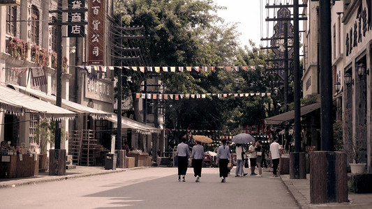 民国酒馆摄影照片_实拍民国时期建筑的街道行人