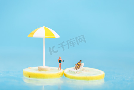 夏季柠檬汁摄影照片_柠檬片夏日冷饮微缩创意静物摄影图配图