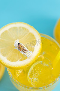 夏季柠檬汁摄影照片_柠檬片夏日冰爽微缩创意静物摄影图配图