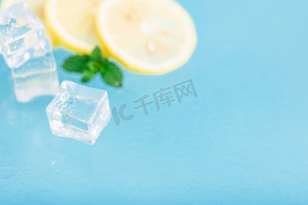 柠檬片夏季冰块创意凉爽摄影图配图