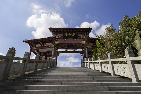 房屋山摄影照片_寺庙台阶下午台阶寺庙无摄影图配图