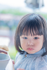 萌萌哒小孩摄影照片_呆萌小姑娘下午女孩室内半身嘟嘟嘴摄影图配图