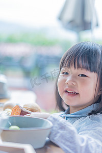 儿童半身照摄影照片_微笑女孩下午女孩户外笑半身照摄影图配图