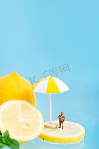 夏季柠檬汁摄影照片_柠檬夏季微缩创意静物摄影图配图