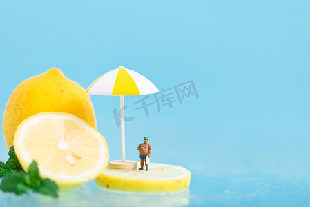 柠檬饮品摄影照片_柠檬夏日微缩创意静物摄影图配图